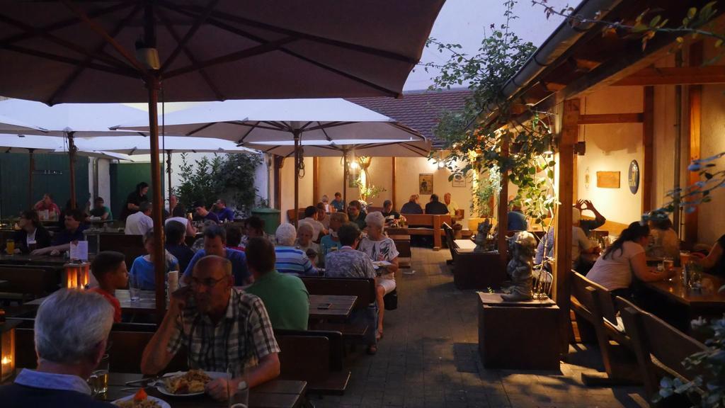 Hotel & Brauerei-Gasthof Neuwirt Нойбург-ан-дер-Донау Екстер'єр фото